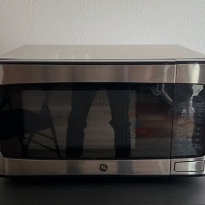 GE Stainless Steel Microwave 1.1 cu ft 950 watt